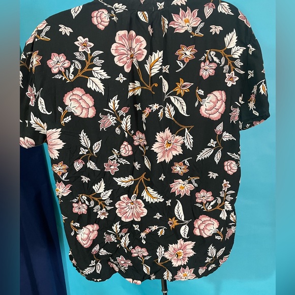 Button up flower shirt - Picture 2 of 5